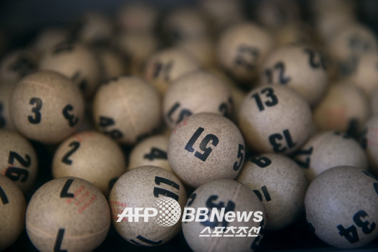 US-POWERBALL-JACKPOT-EXPECTED-TO-REACH-A-WHOPPING-RECORD-BREAKIN