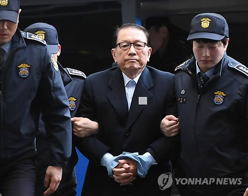생애 첫 구속된 '왕실장' 김기춘…수용자 번호달고 특검 출석