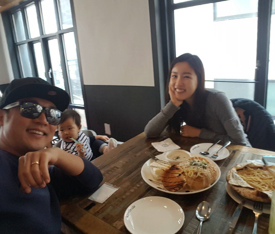 "봄맞이 나들이"…안재욱, 가족과 함께 한 일요일