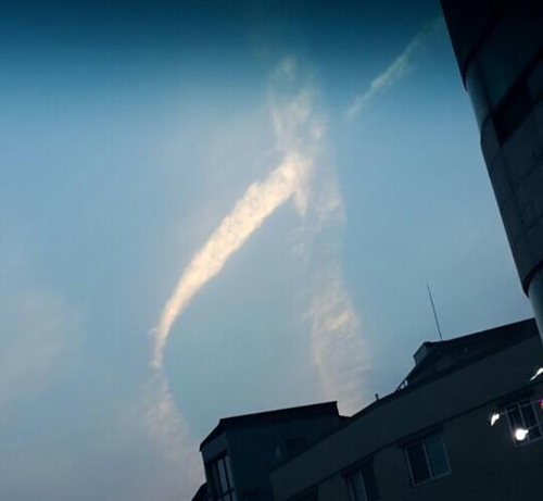세월호 인양 반겼나…하늘에 나타난 '노란 리본 구름'