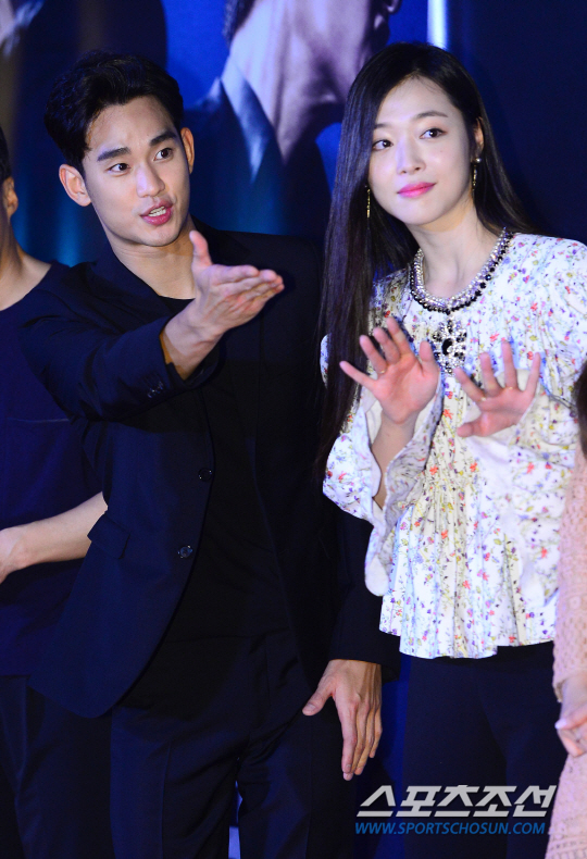  김수현-설리 '시사회 밝히는 두 주인공'