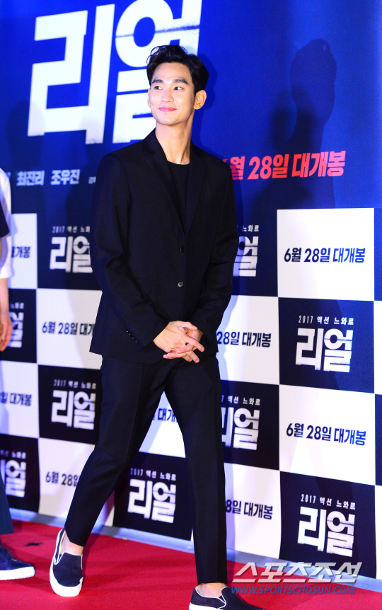  김수현 '팬들 환호에 리얼 행복한 표정'