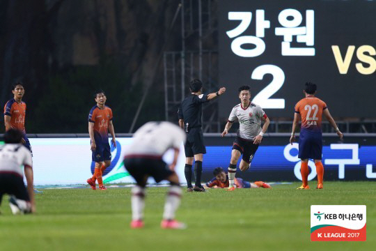 '67G 연속 선발' 클래식 신기록 송승민, 팀 구해낸 자축포