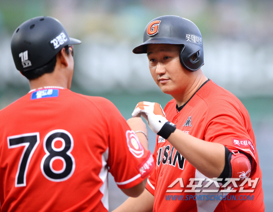 이대호, 전구단 상대 홈런 시즌 23호 동점포