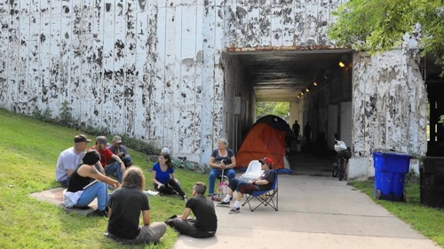 美시카고 노숙자, 다리밑 자전거도로화 계획에 반발 소송준비