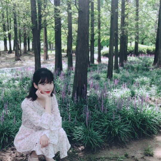 "힐링 비주얼"…아이유, 소녀의 꽃미소