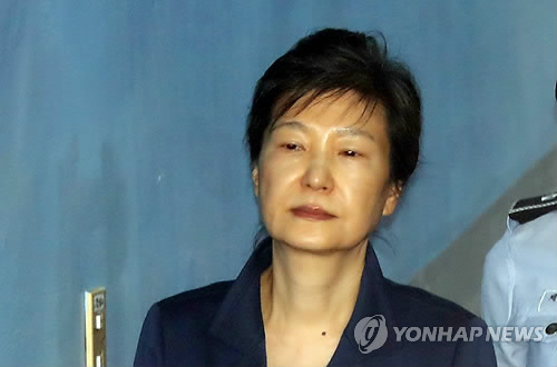 법원, 박근혜 전 대통령 구속 연장 결정…"증거인멸 염려"