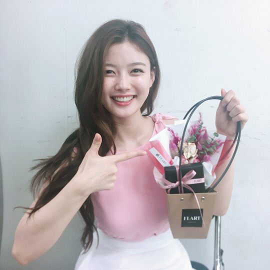 "막대과자의 날"…김유정, 핑크빛 청순미소