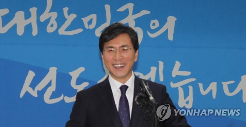 '도지사·재보선 불출마' 안희정, 민주당 당권 도전하나