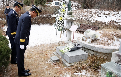 경찰, 박종철 열사 묘소 참배…"고위 간부 공식 참배는 처음"