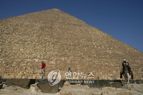자살하려고 피라미드 꼭대기에 올라간 20대 남성 체포돼