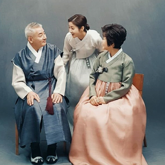 "가족 사진 촬영"…강소라, 부모님과 행복한 미소