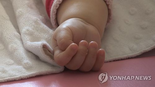 "그만 울어" 4개월 아들 입막아 숨지게 한 엄마 징역5년 구형