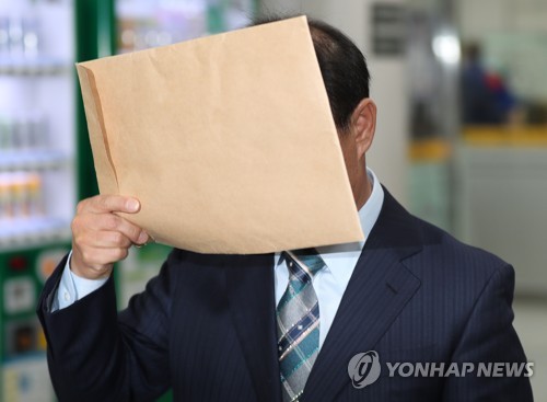 `채동욱 뒷조사` 서초구청 간부 법정서 "혐의 인정"