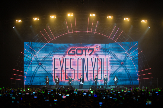 "글로벌 인기"…GOT7, 월드투어 첫 유럽공연 '2만팬 열광'