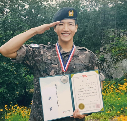 2PM 준케이, 軍 수료식서 사단창 표창 "건강하게 군생활 할 것" 