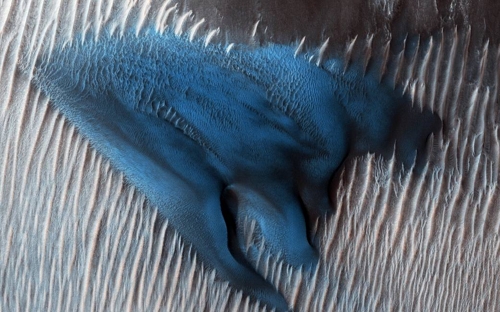 '붉은 행성' 화성에 웬 푸른 모래언덕(?)