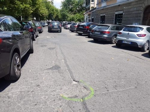 '도로 구멍' 1만개 伊로마…피해 속출에 시민들 색칠 나서