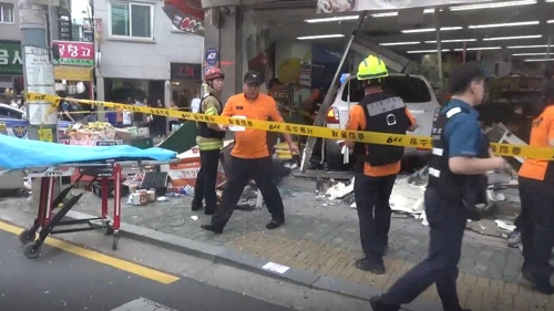 서울 구의동에서 상가로 차량 돌진…2명 사망