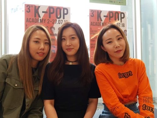 `K-팝 전도사` 3人 "그들이 배워가는 건 한국문화 자체였다"