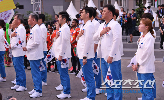  애국가 부르는 한국 대표팀