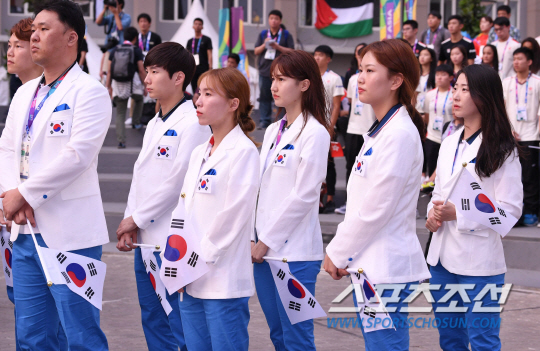  애국가 부르는 한국 펜싱 대표팀