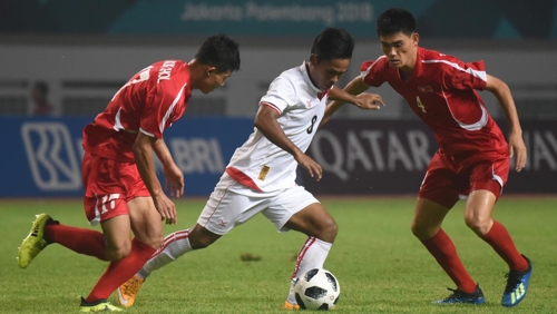  10명 싸운 북한 남자축구, 이란에 0-3 완패…첫 승 좌절