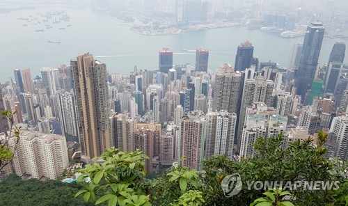 "미친 집값 못 견뎌"…홍콩 떠나는 젊은이 사상 최고치