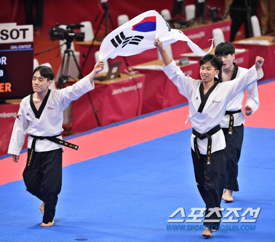 태권도 품새 남자단체전 금메달 획득한 한국
