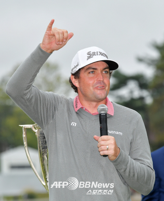 브래들리, BMW챔피언십 6년만에 PGA 우승..우즈 공동 6위