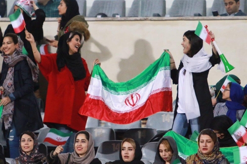 이란서 여성에 축구경기 직접 관람 첫 허용…선수가족·팬 입장