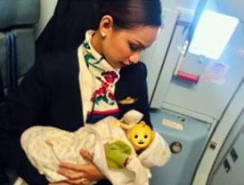 배고파 우는 승객 아기에게 젖 먹인 필리핀 항공기 승무원