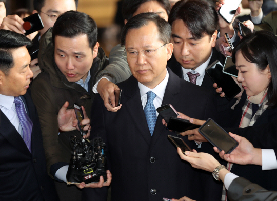 '사법농단 의혹' 박병대 전 대법관 검찰 출석…"사심없이 일했다"