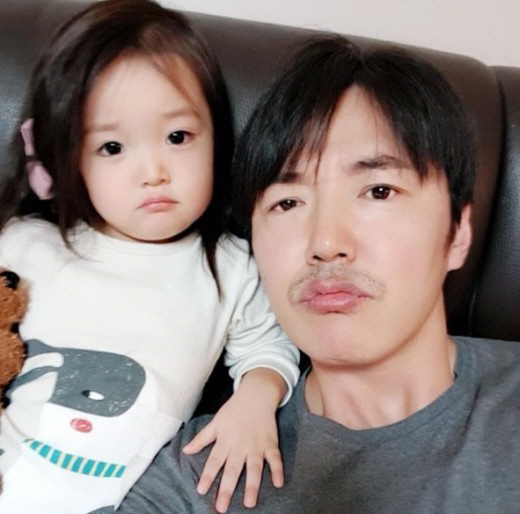 윤상현, '인형 눈망울' 딸과 셀카 타임 "말솜씨가 점점 늘어"