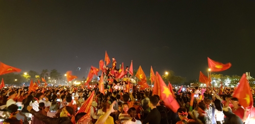 "베트남 국민인 게 자랑스럽다"…박항서 매직에 베트남은 축제장