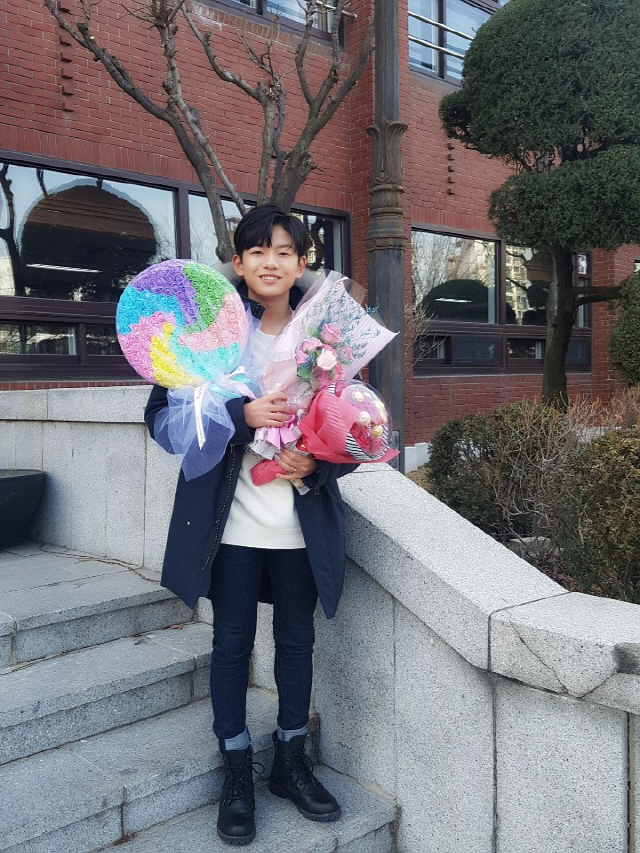 '과속스캔들' 왕석현, 14일 중학교 졸업…꽃다발 안고 미소