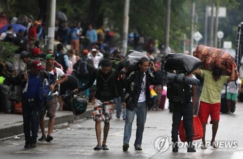 조국 떠난 베네수엘라인 340만명…"매일 5천명 탈출"