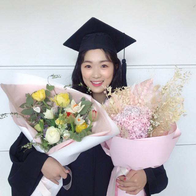 "대학교 졸업했어요"…'SKY캐슬' 김혜윤, 학사모 여신