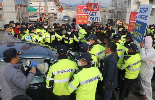 "주피터 철폐" 부산항 8부두 미군 출근 저지 집회…경찰과 마찰