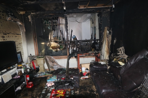 한밤중 아파트에 불…문 두드리고 호루라기 불어 대피시킨 경찰