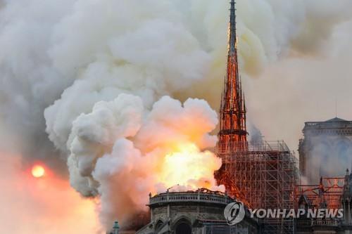 화염 1시간만에 지붕 무너져…파리 노트르담 대성당 대화재