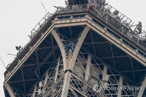 에펠탑 맨손 등반 남성, 6시간 넘게 매달려있다 붙잡혀