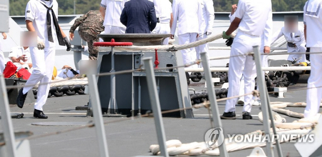 아덴만서 돌아온 최영함 장병, 1명 숨지고 4명 부상
