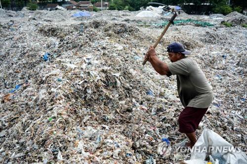 인도네시아, '쓰레기 컨테이너' 5개 미국 반송