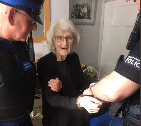 '체포돼 봤으면…' 착하게 산 93세 할머니 소원 들어준 英경찰