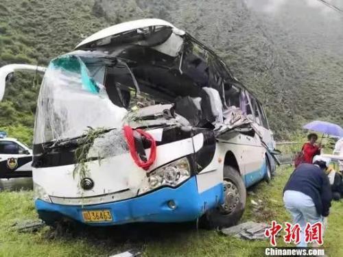 쓰촨서 관광버스 낙석 사고…8명 사망 16명 부상