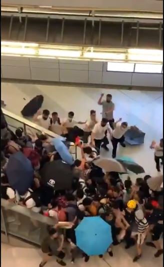 홍콩서 시위대 공격 '백색테러'에 전철역 아비규환