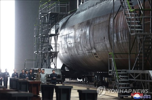 새로 건조한 北잠수함 "SLBM 발사관 늘린 신포급 가능성"