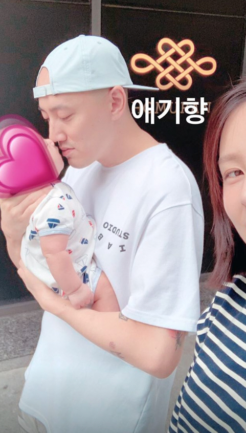 '두산家' 조수애♥박서원 2세 공개…결혼 7개월 만에 '단란한 가족사진…