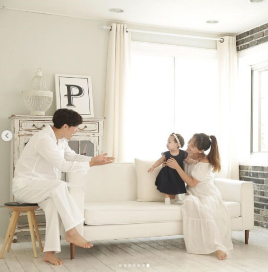 유진♥기태영 부부, 둘째 딸 로린 공개…"로희와 판박이 미모"